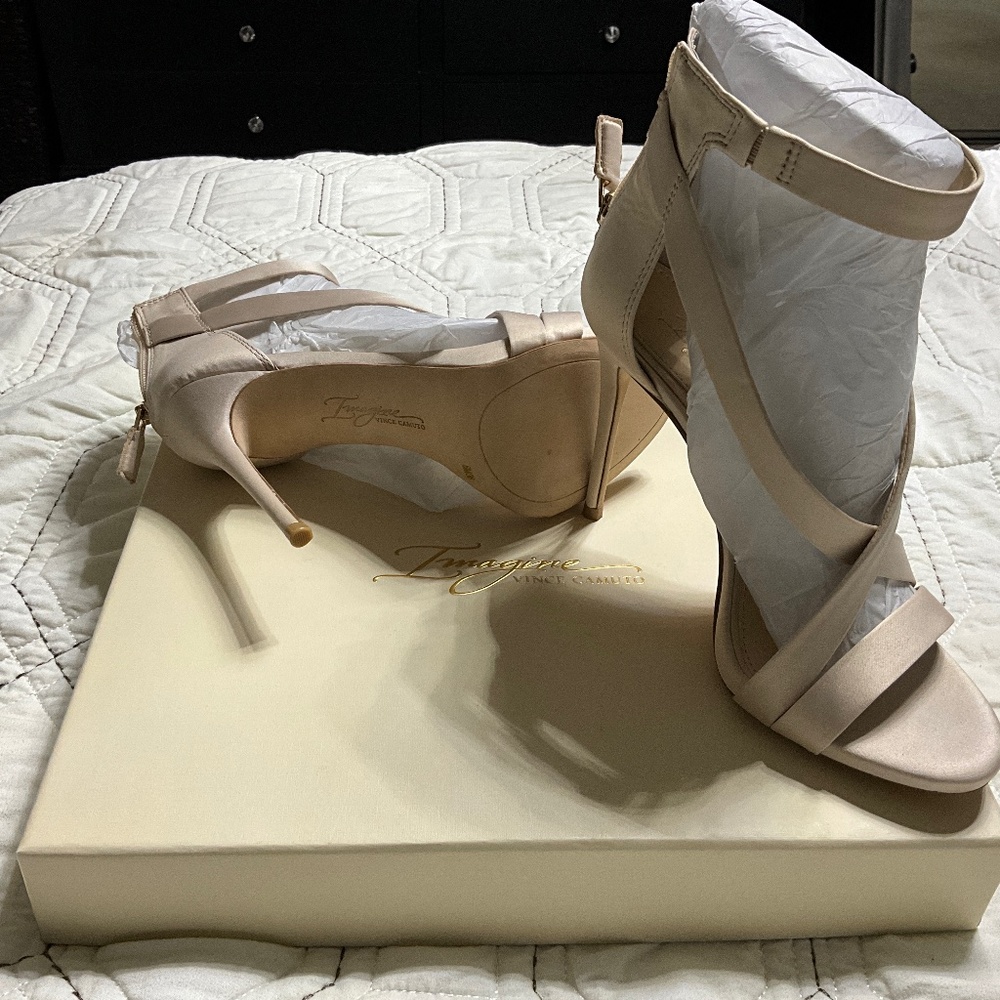 IMAGINE - DEVIN  SANDALS BY VINCE CAMUTO.